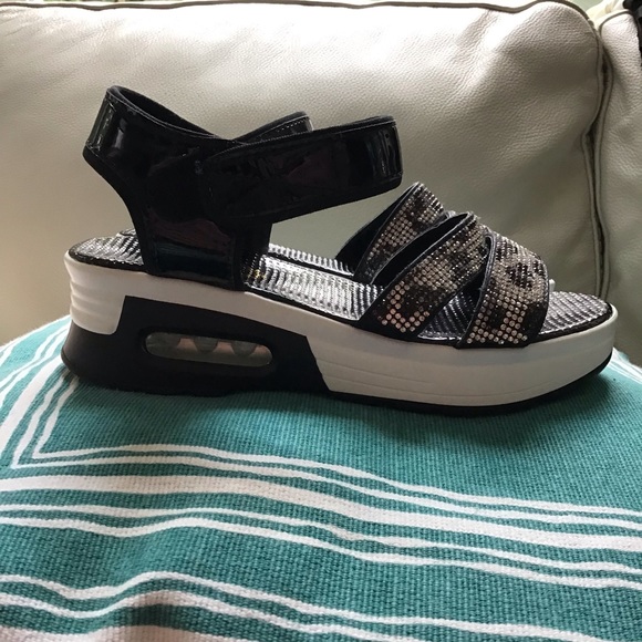 Ladies Perugino bedazzled sandals size 5.5-6 - Picture 2 of 8